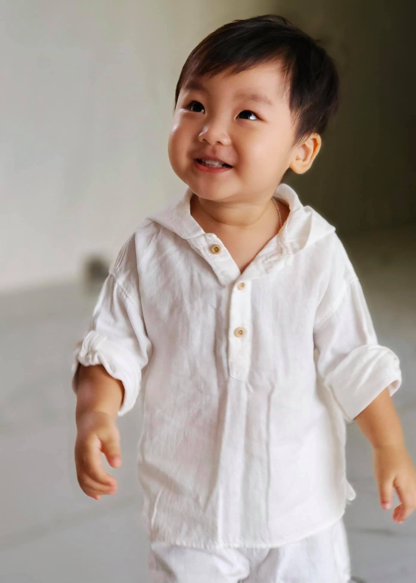 Dù chỉ mới 2 tuổi nhưng con trai nhà Hòa Minzy đã gây ấn tượng với lối nói chuyện thông minh cùng gương mặt bầu bĩnh, lém lỉnh được thừa hưởng nét đẹp từ cả mẹ lẫn bố.