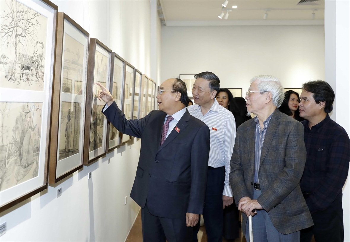 Thủ tướng Nguyễn Xuân Phúc tới thăm triển lãm tranh ký họa “Nét thời gian” của NSND Ngô Mạnh Lân