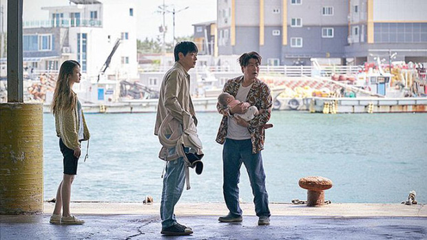 Bức ảnh phần nào hé lộ tạo hình của 3 diễn viên chính trong phim là và tài tử Kang Dong Won, Song Kang Ho và IU
