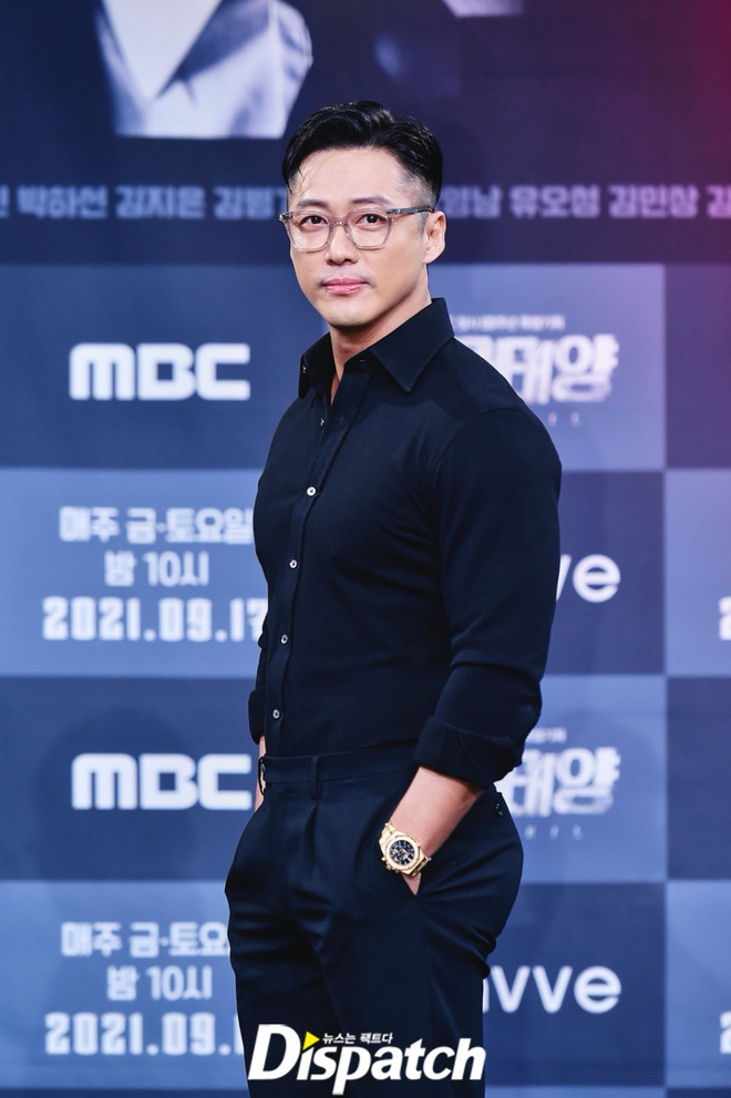 Để phục vụ cho vai diễn trong 'The Veil', Nam Goong Min đã tăng cường tập luyện để tăng hơn 10kg, lột xác hoàn toàn từ anh chàng 'thư sinh' thành chàng đặc vụ cơ bắp.