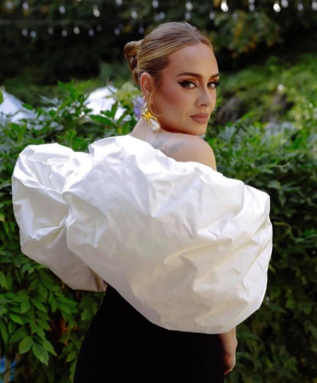  Adele chọn một thiết kế Haute Couture màu đen của Schiaparelli với chi tiết trễ vai tựa như đám mây giúp khoe xương quai xanh và vòng 1 gợi cảm.