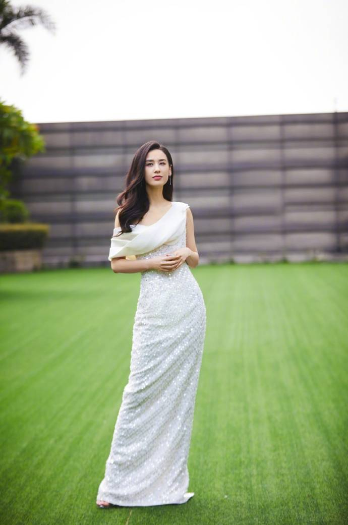 Sắc trắng của chiếc váy mang đến một vẻ đẹp tinh khôi thuần khiết mà vô cùng tôn dáng.