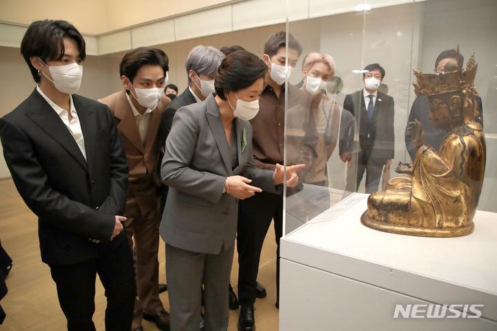 BTS với tư cách đặc phái viên của Tổng thống đã tháp tùng đệ nhất phu nhân Hàn Quốc Kim Jung Sook đến thăm Bảo tàng Nghệ thuật Metropolitan