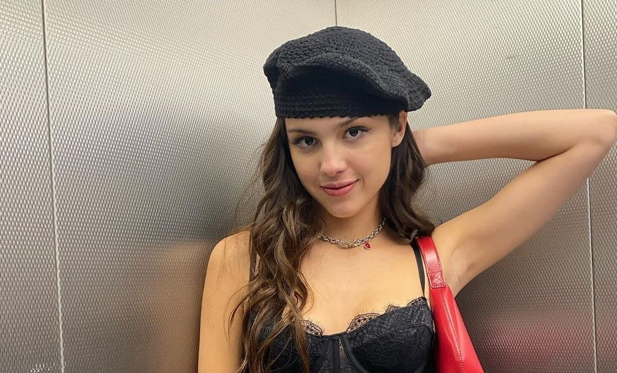 Olivia Rodrigo cosplay Carrie Bradshaw dạo quanh các sòng bài ở Las Vegas