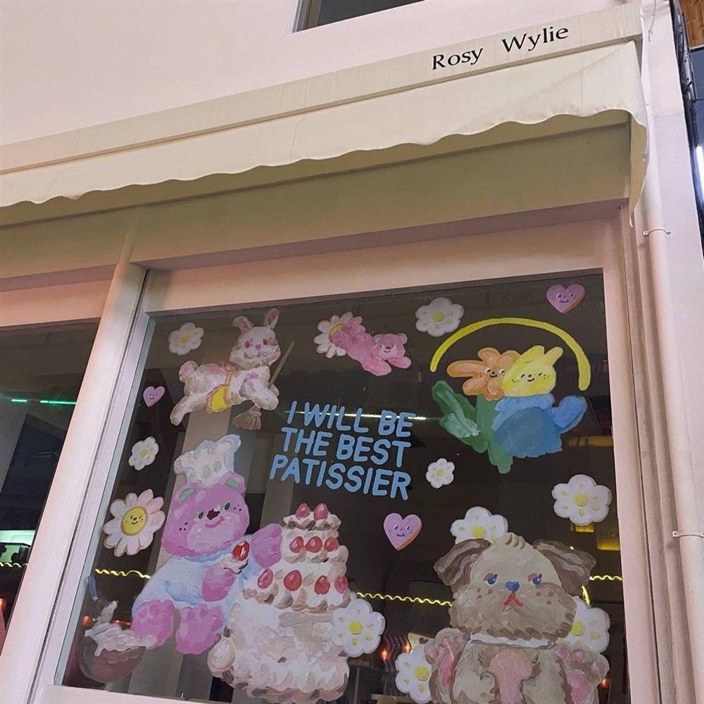 Hình ảnh trang trí tiệm cafe của Triệu Lộ Tư ở bên ngoài