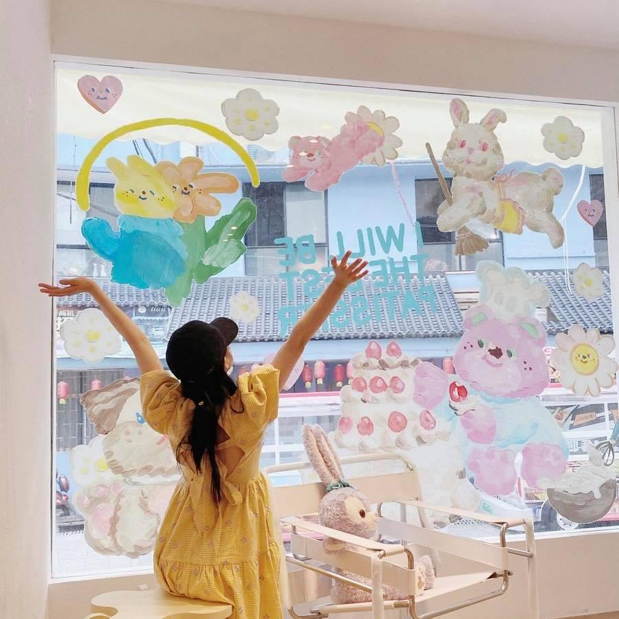 Vào tháng 9 vừa qua, nữ diễn viên đã khai trương một cửa hàng cà phê mang phong cách ngọt ngào, đáng yêu có tên gọi 'Rosy Wylie' tọa lạc tại Hoành Điếm, Trung Quốc.