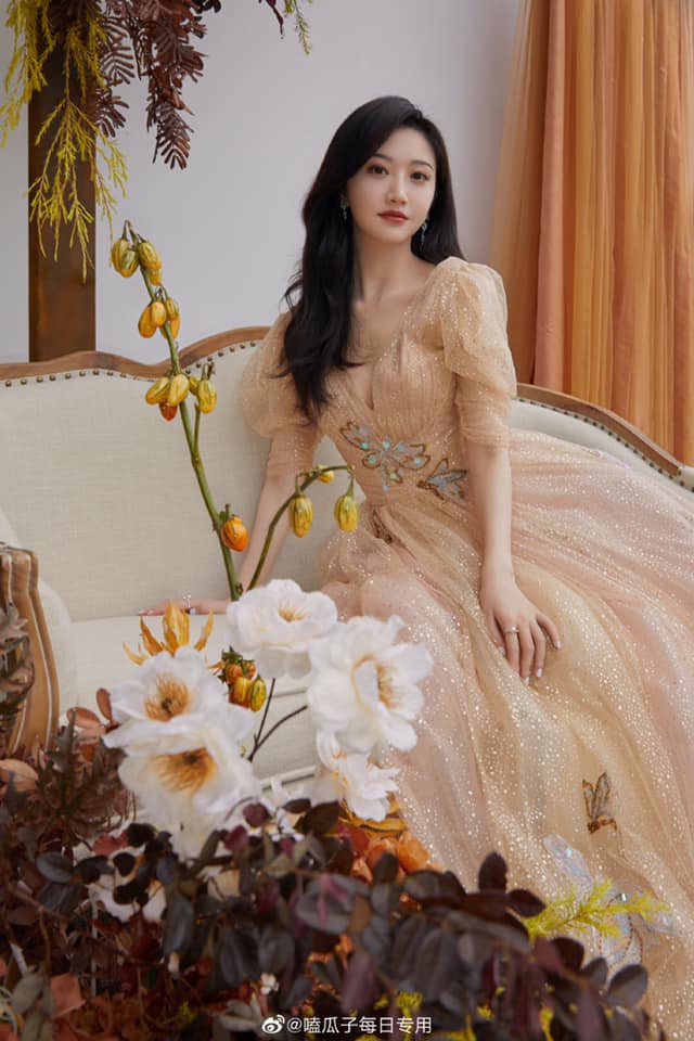 Cảnh Điềm toát lên khí chất tiểu thư đài cát xinh đẹp với chiếc váy bồng bềnh công chúa, quả không hổ với danh xưng 'Đệ nhất mỹ nữ Bắc Kinh'.
