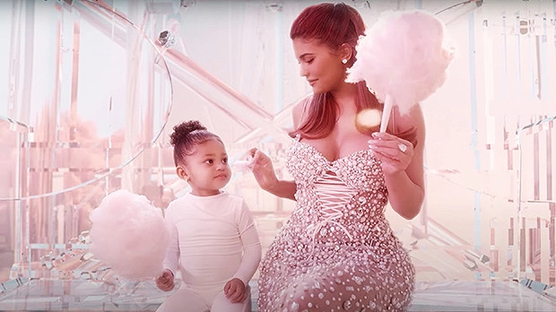 Kylie Jenner và con gái Stormi cùng thưởng thức kẹo bông trong video chiến dịch Kylie Skin mới.