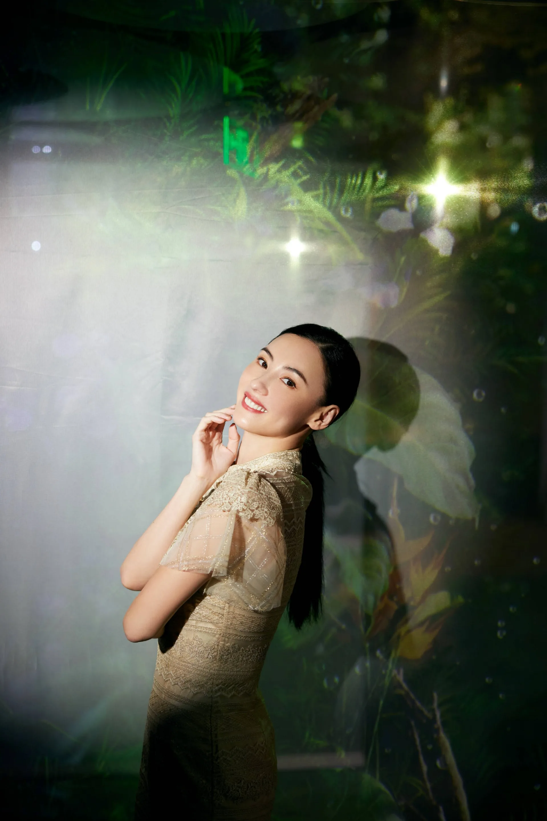 Trương Bá Chi khoe sắc vóc trẻ trung ở tuổi tứ tuần, mái tóc đen mượt là điểm nhấn - Ảnh 6