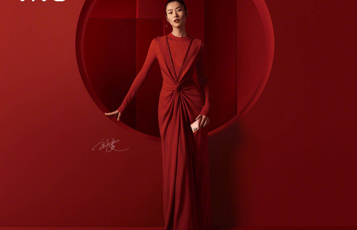 Liu Wen trông vô cùng hợp với những item màu đỏ, điển hình bộ váy đỏ dài tay này đã mang đến hình ảnh của một cô nàng thanh lịch, trưởng thành