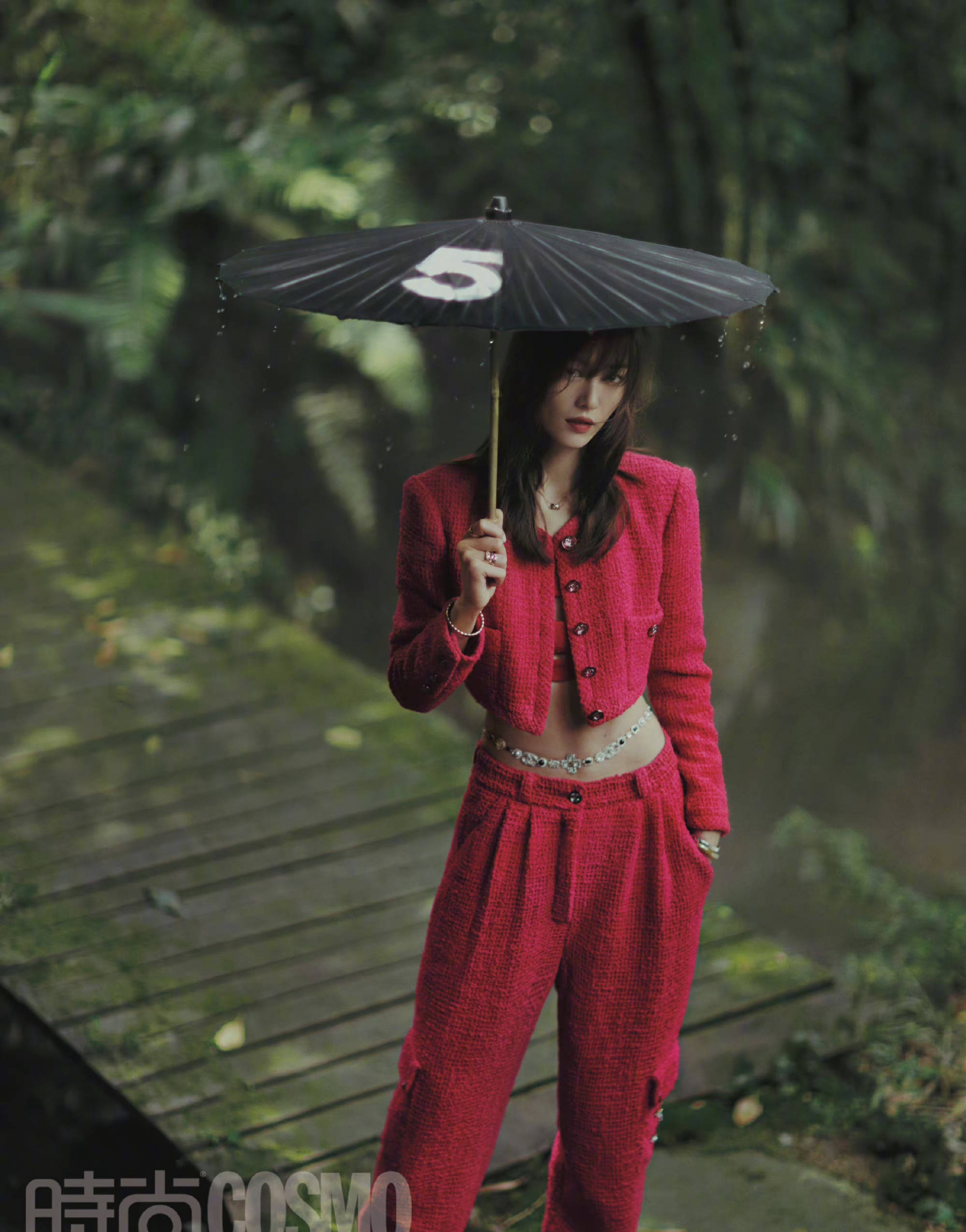 Liu Wen vô cùng thời thượng trong bộ crop top kết hợp blazer đỏ. Điểm nhấn chính là chiếc dây thắt eo kim sa khiến cô nàng thêm phần cá tính.