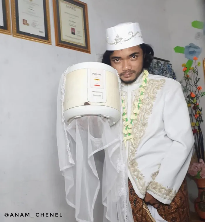 Người đàn ông Indonesia kết hôn với nồi cơm điện với lý do: 'Da trắng, ít nói, nấu ăn giỏi, rất mơ mộng'
