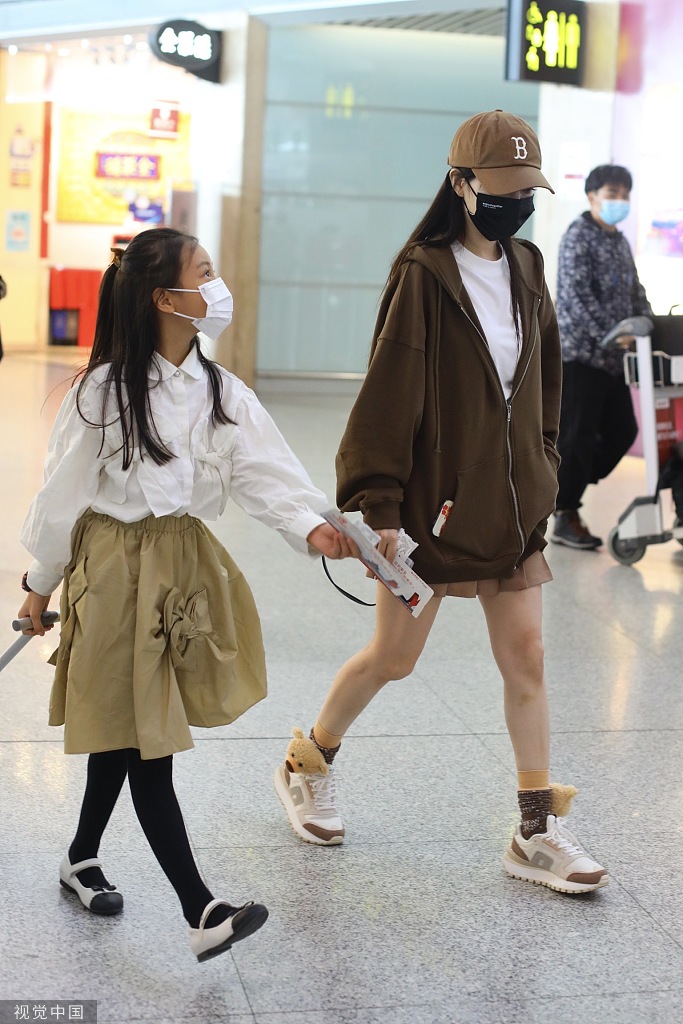 Lý Tiểu Lộ đã xuất hiện tại sân bay Bắc Kinh cùng con gái Điềm Hinh để đi du lịch nhân ngày Quốc Khánh Trung Quốc.
