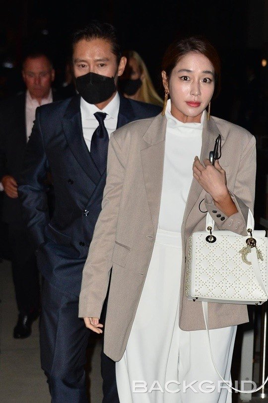 Tài tử Lee Byung Hun cùng bà xã Lee Min Jung cùng đến bữa tiệc