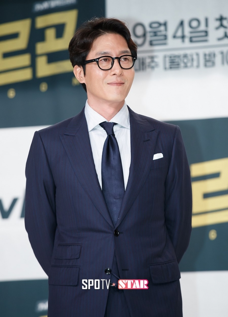 Kim Joo Hyuk đã qua đời ở tuổi 45 trong một vụ tai nạn xe hơi vào năm 2017