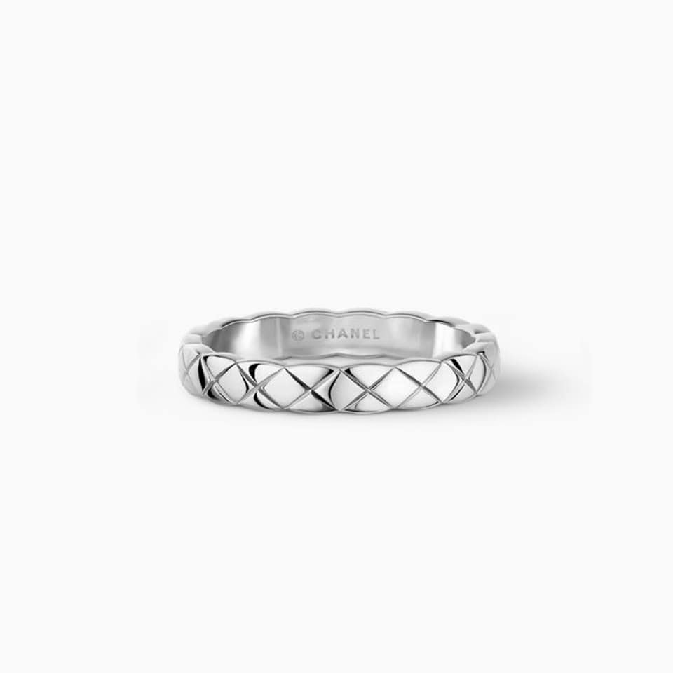 Chiếc nhẫn này có tên là Crush Ring đến từ thương hiệu Chanel (có giá 1300$). 