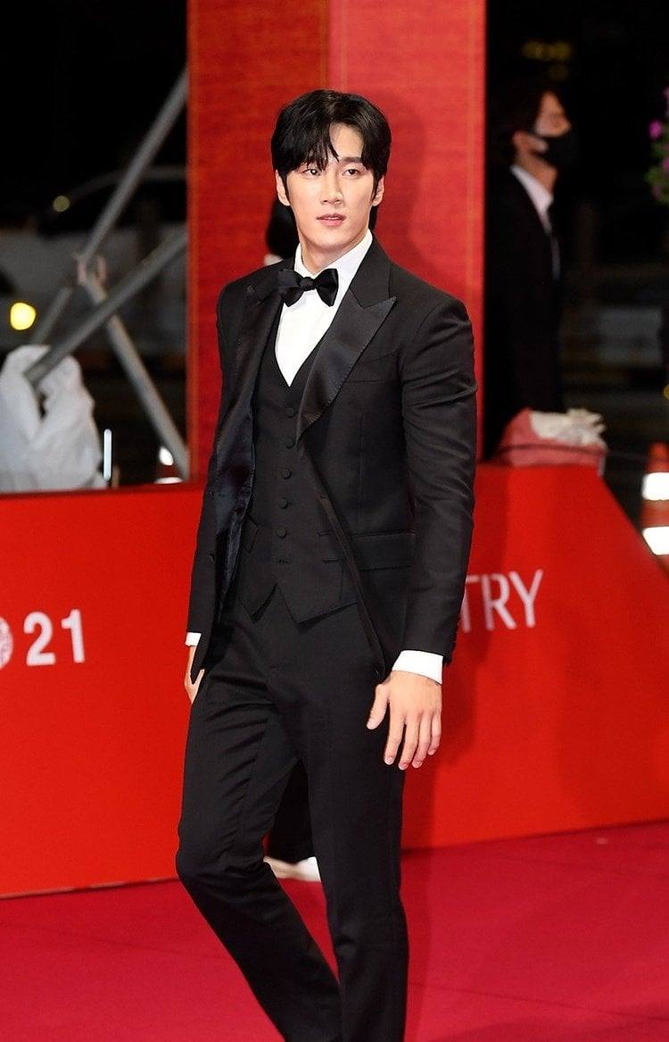 Bộ vest đen trắng làm tôn lên chiều cao ấn tượng 1m88 của nam diễn viên Ahn Bo Hyun. Anh được khán giả biết đến qua loạt phim 'Hậu duệ mặt trời', 'Tầng lớp Itaewon','Kairos'... 