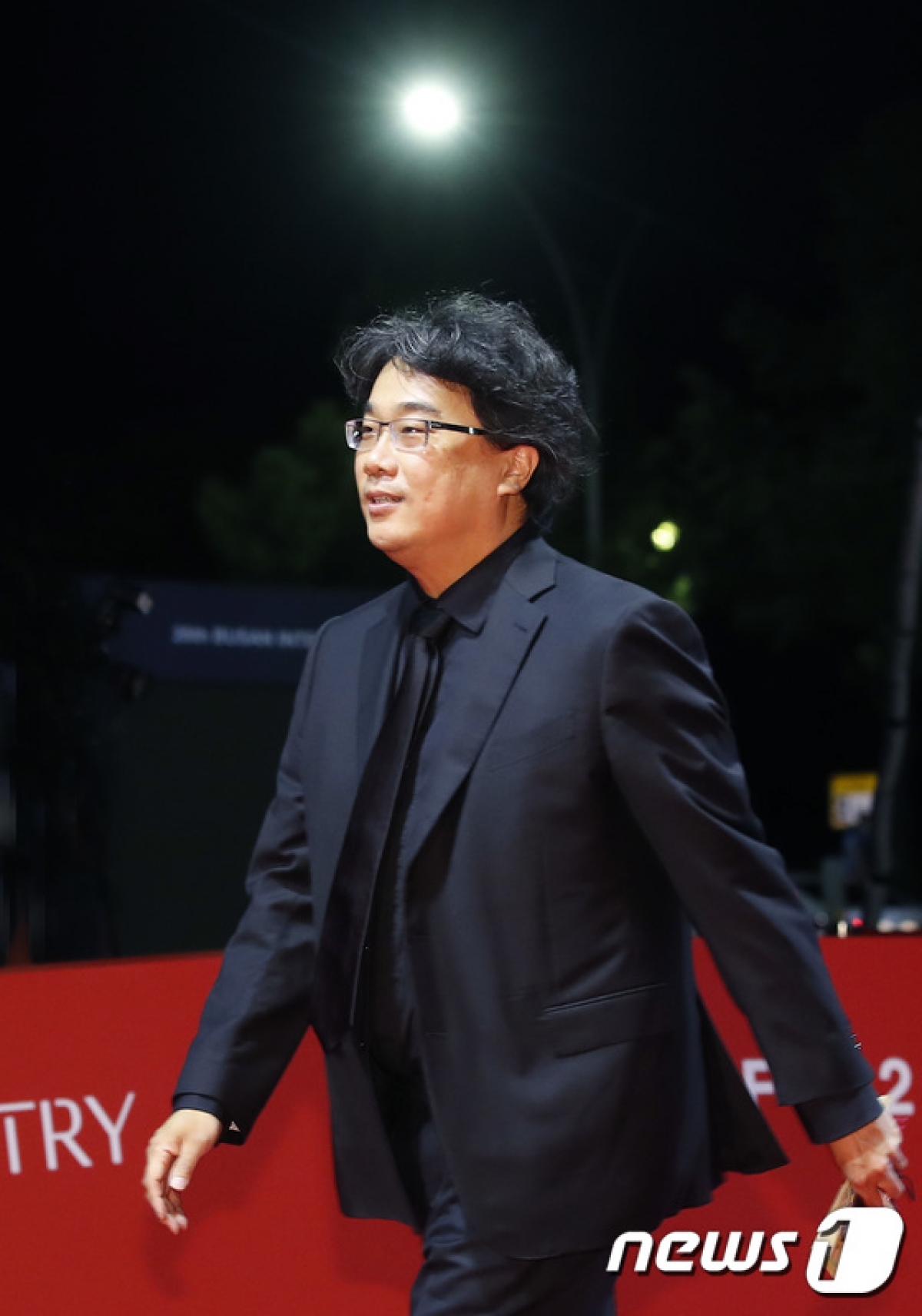 Chủ nhân tượng vàng Oscar - đạo diễn Bong Joon Ho của 'Ký sinh trùng' xuất hiện trên thảm đỏ.