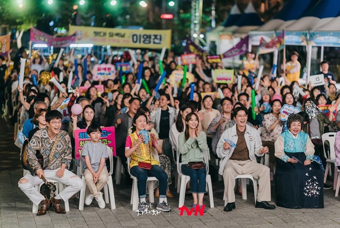 Hometown Cha Cha Cha của đài tvN đang ngày càng thu hút khán giả bởi những tình tiết 'healing' nhẹ nhàng cùng diễn xuất ăn ý của các diễn viên trong phim.