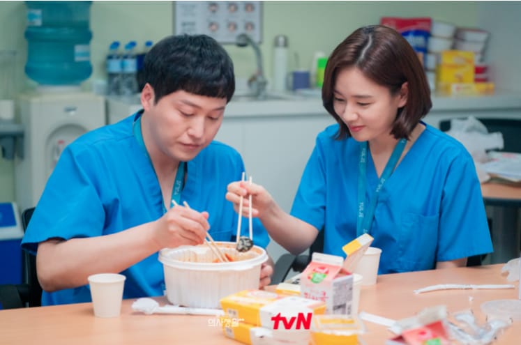 Kim Dae Myung và Ahn Eun Jin từng là cặp bạn diễn ăn ý được nhiều khán giả yêu mến khi vào vai cặp uyên ương Gấu - Gấu của khoa Sản trong bộ phim Hospital Playlist. 