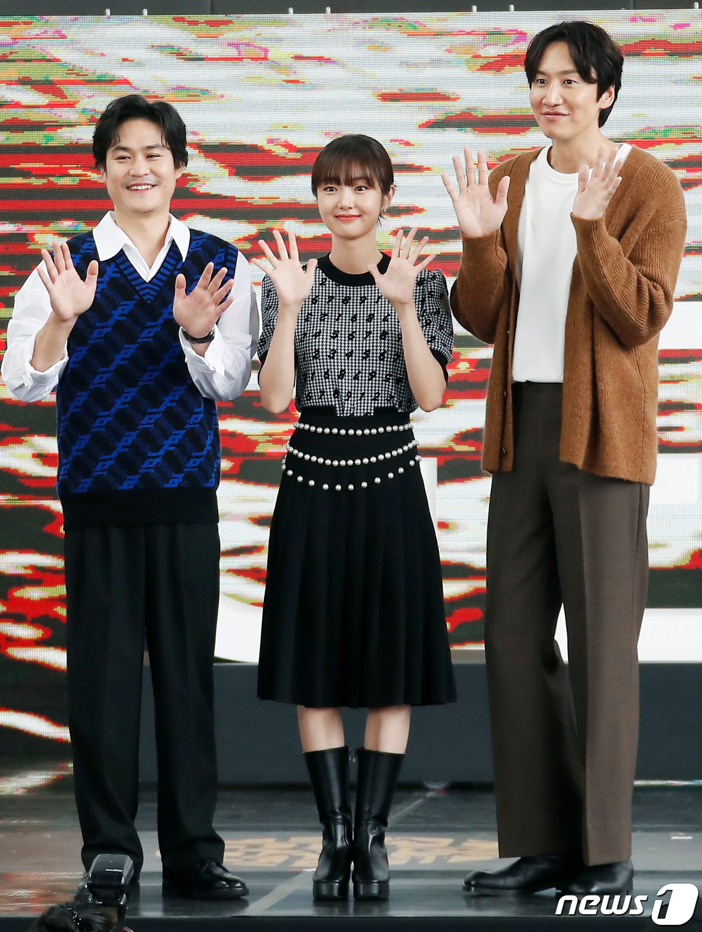 Trông Lee Kwang Soo vô cùng nổi bật khi đứng chung với 2 diễn viên còn lại là Kim Seong-gyun và Kim Hye-jun.