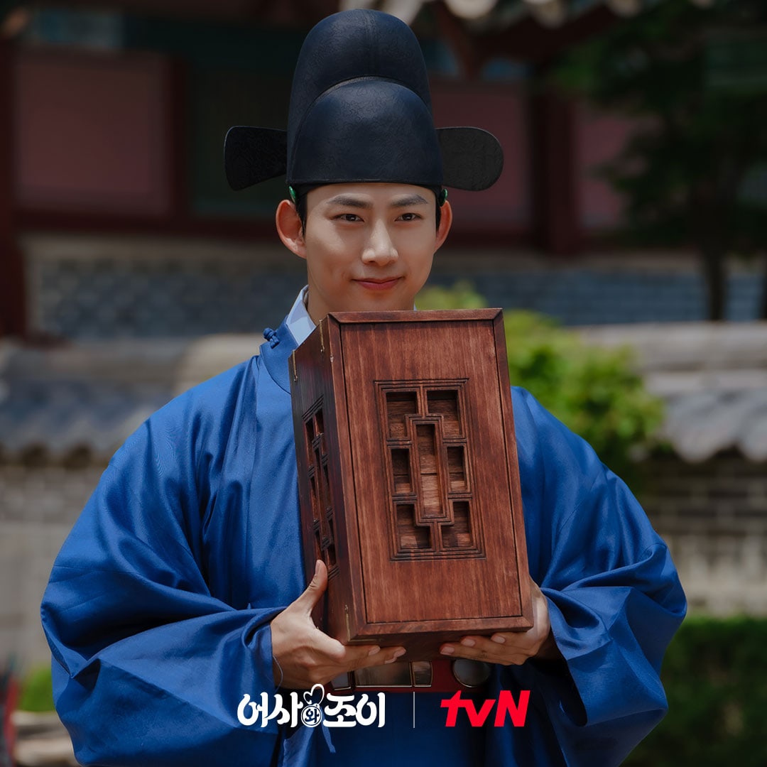 Ok Taecyeon (2PM) điển trai với tạo hình cổ trang trong phim 'Royal Inspector Joy'