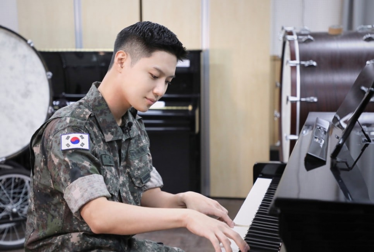 Cục Quản lý Nhân lực Quân đội Hàn Quốc đã đăng tải một video ghi lại những hình ảnh mới nhất của nam thần tượng Taemin (SHINee) trong thời kỳ nhập ngũ