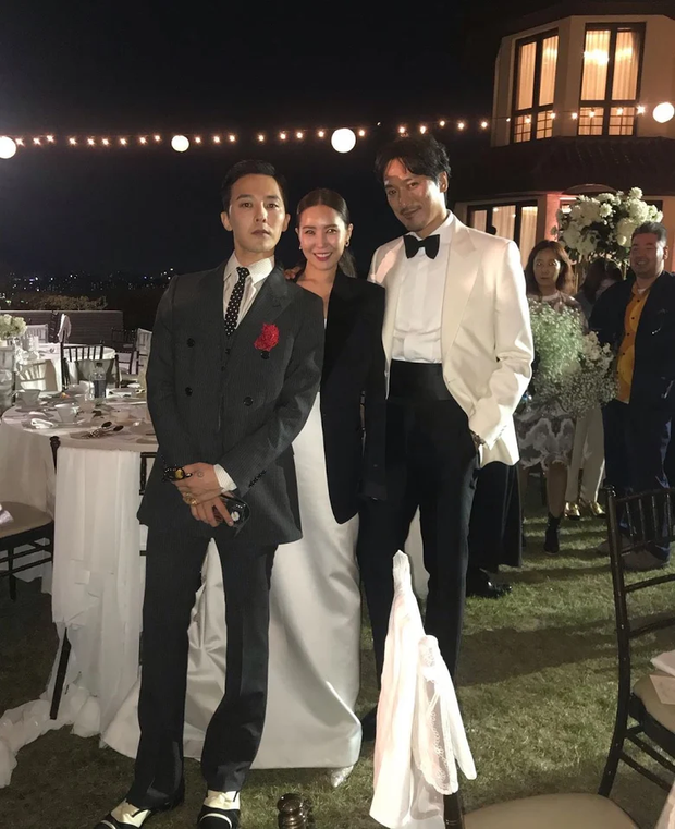 G-Dragon cạnh vợ chồng chị gái