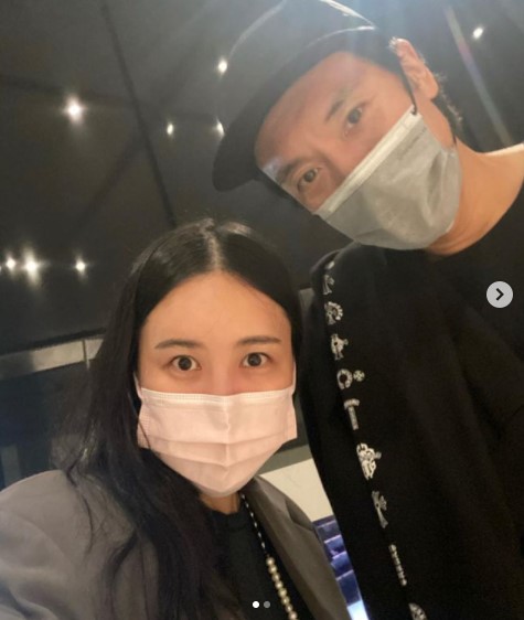 Kwon Da Mi đã lên tài khoản Instagram cá nhân bức ảnh cô và ông xã - nam diễn viên Kim Min Joon đang tạo dáng cùng nhau trong khi bịt khẩu trang kín mít