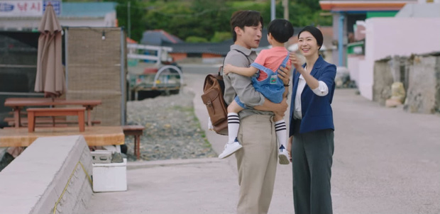 Seon Ah cũng xuất hiện cùng con trai của mình tại làng Gongjin