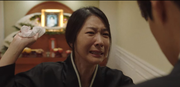 Seon Ah đã gào khóc, trách móc Du Sik đã hại chết chồng mình.