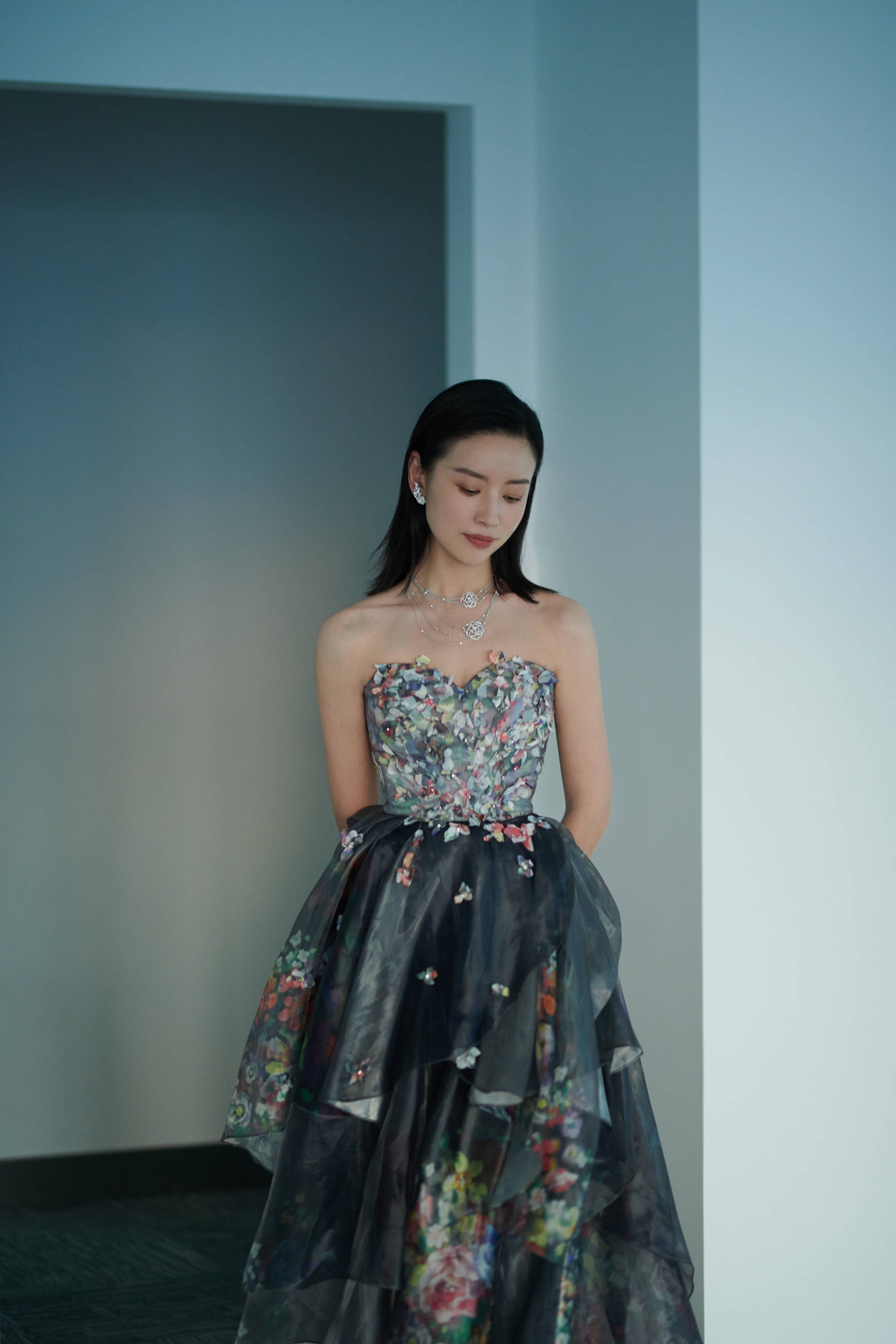 Chúc Anh Đài gây ấn tượng khi diện phong cách ngọt ngào với chiếc váy quây họa tiết hoa nổi phối voan tầng độc đáo