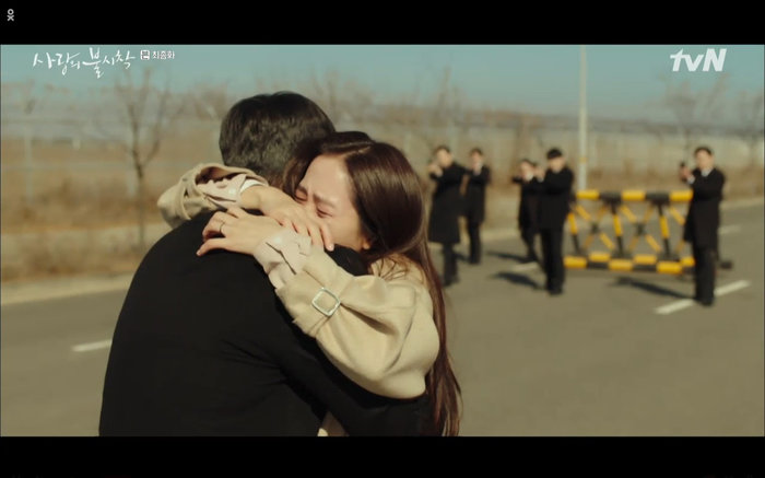 'Hạ cánh nơi anh' từng có cái kết bi kịch, biên kịch 'quay xe gấp' vì chemistry của Son Ye Jin và Hyun Bin quá ngọt
