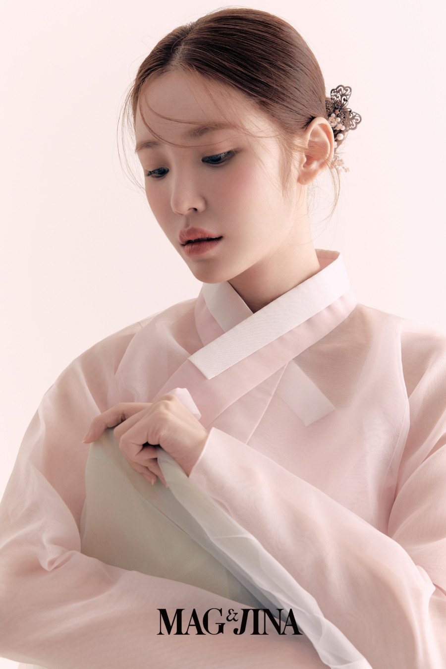 Hyosung (SECRET) đẹp vô thực trong bộ ảnh chụp với Hanbok trên tạp chí Mag & Jina