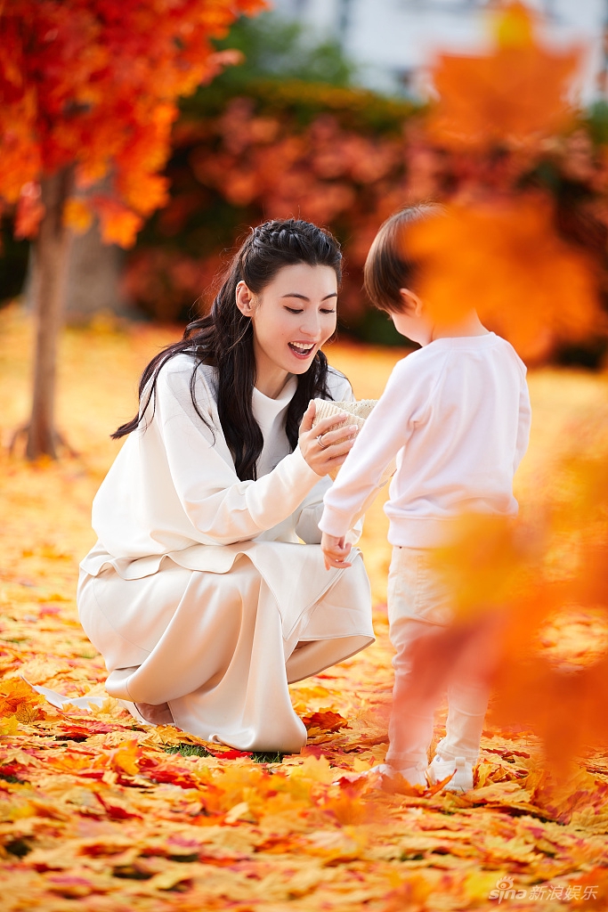 Từng cử chỉ, nụ cười rạng rỡ của Trương Bá Chi dành cho con trai cũng khiến người khác cảm thấy hạnh phúc.