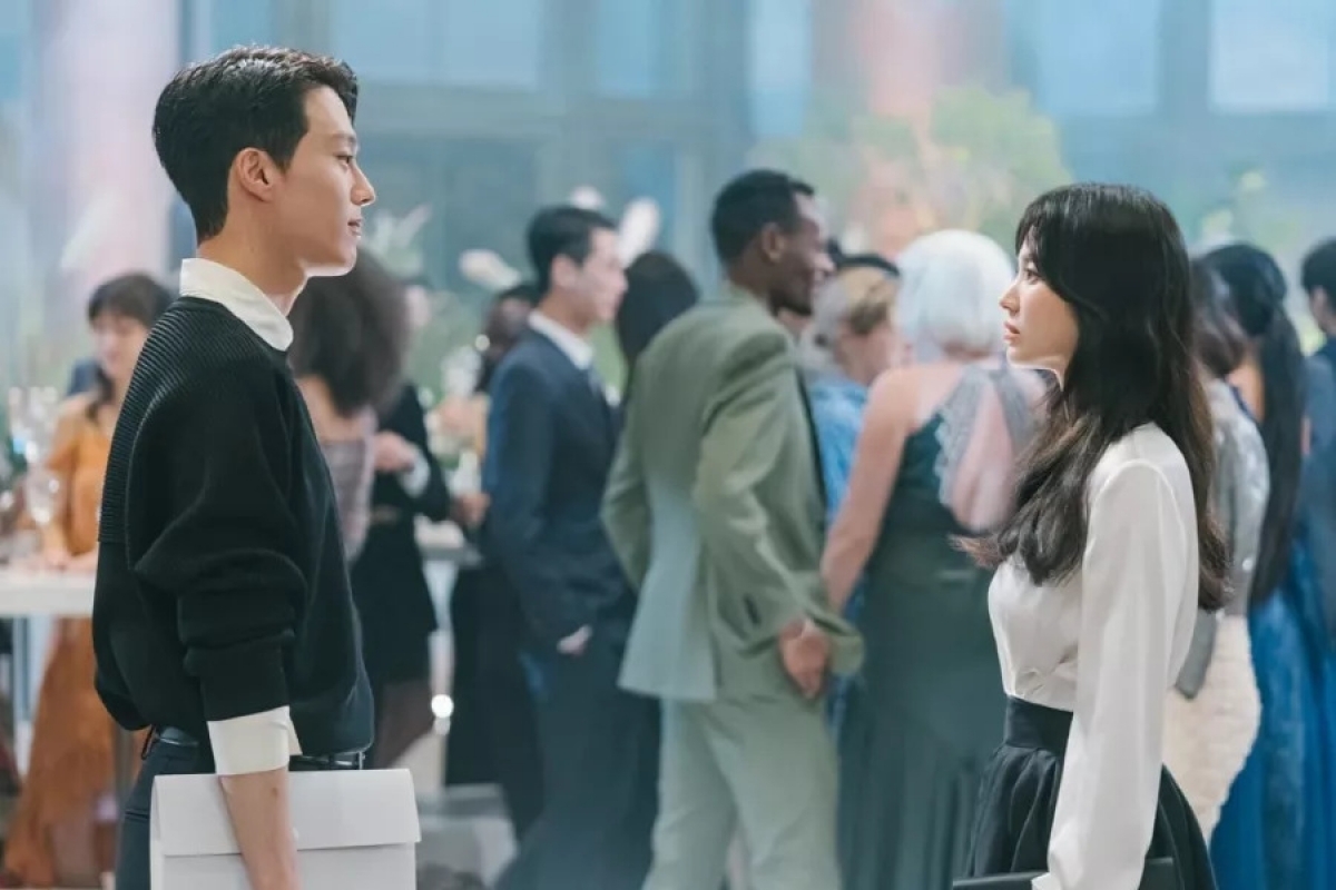 Một cảnh trong phim của Jang Ki Yong và Song Hye Kyo
