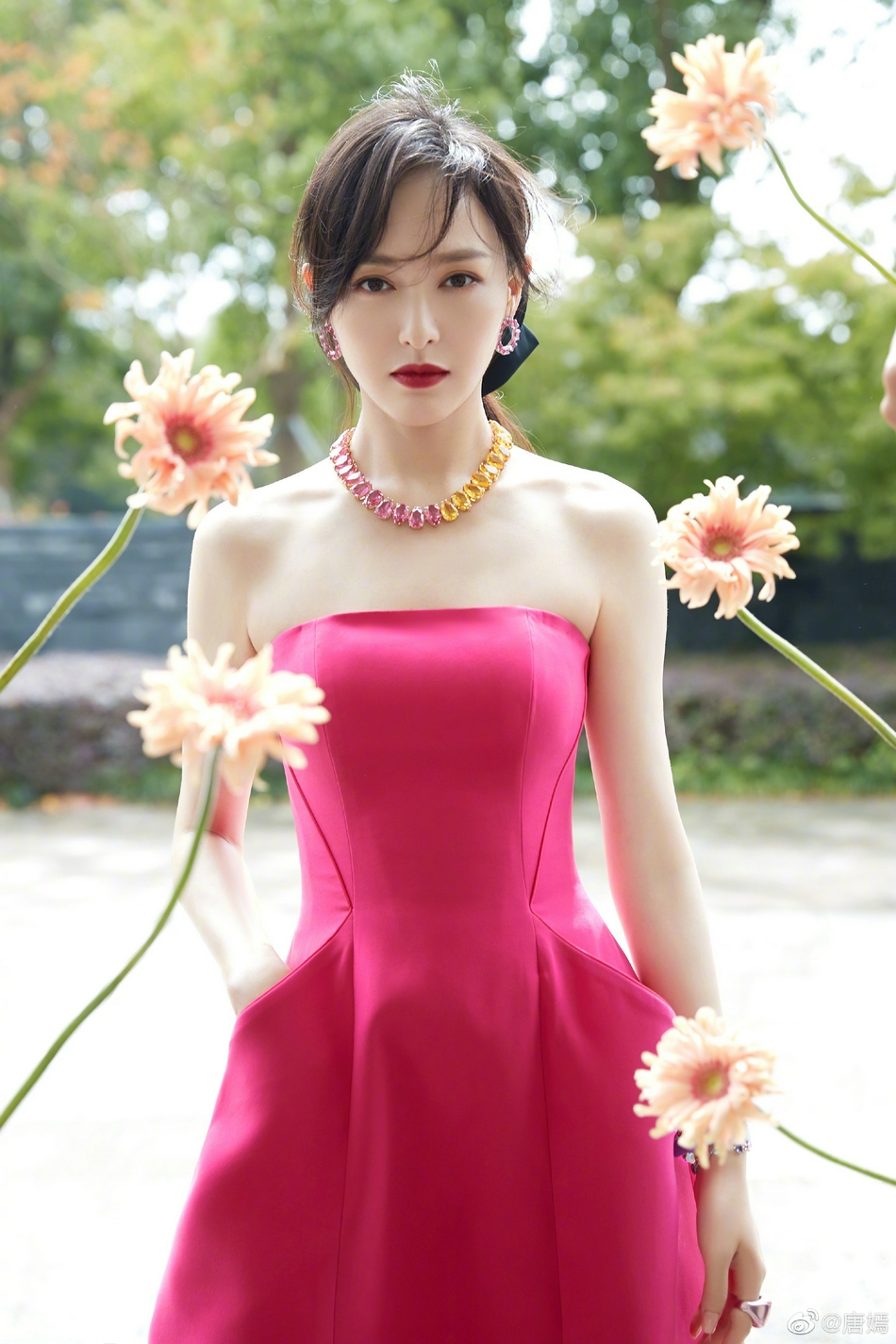 Nữ diễn viên sinh năm 1983 diện một chiếc váy ôm dáng thiết kế trễ vai màu hồng cánh sen dài đến đầu gối