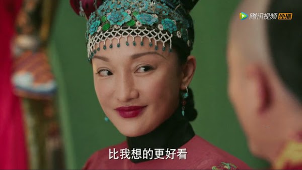 Chị đại Hoa đán Châu Tấn cũng nằm trong top những mỹ nhân bị stylist hại khi lên màn ảnh. Tạo hình của Châu Tấn trong phim Hậu cung Như Ý Truyện (2018) đã khiến không ít khán liên tưởng ngay tới một quả dưa lưới sừng sững trên đầu của nữ diễn viên.