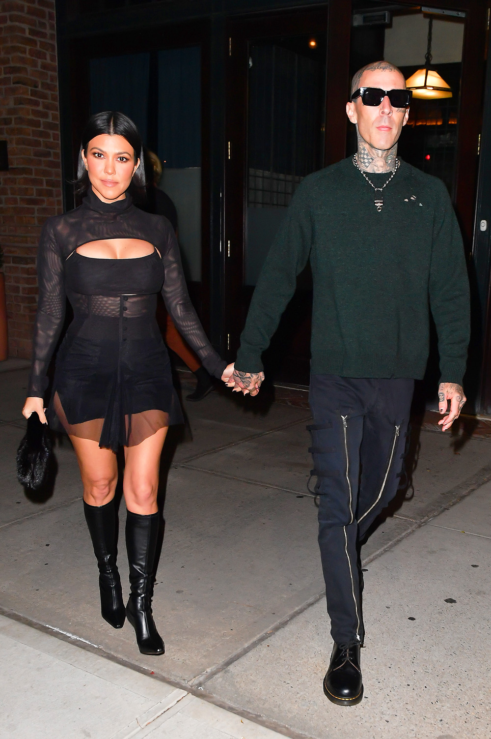 Kourtney Kardashian và bạn trai Travis Barker cùng đến nhà hàng trong tư thế nắm tay tình cảm.
