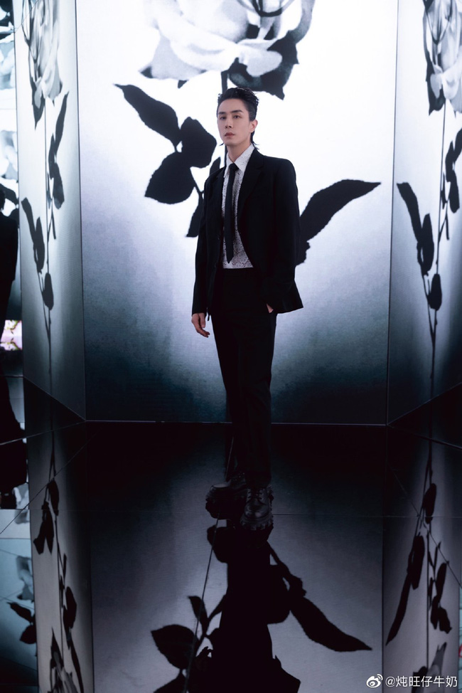 Diễn viên Hàn Quốc Lee Seung Hyun - chồng của Thích Vy cực bảnh trai trong bộ vest đen lịch lãm và kiểu tóc được vuốt keo chỉnh chu