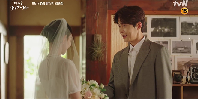 Tập phim khép lại với cảnh Du Sik và Hye Jin tự chụp ảnh cưới cùng nhau.