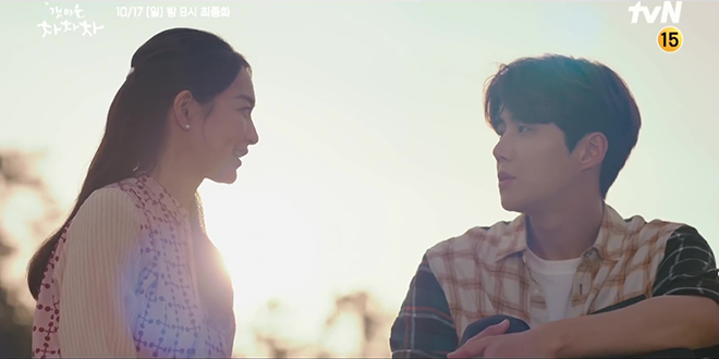 Hye Jin quyết định cầu hôn Du Sik trên bờ biển - nơi cả hai lần đầu gặp nhau.