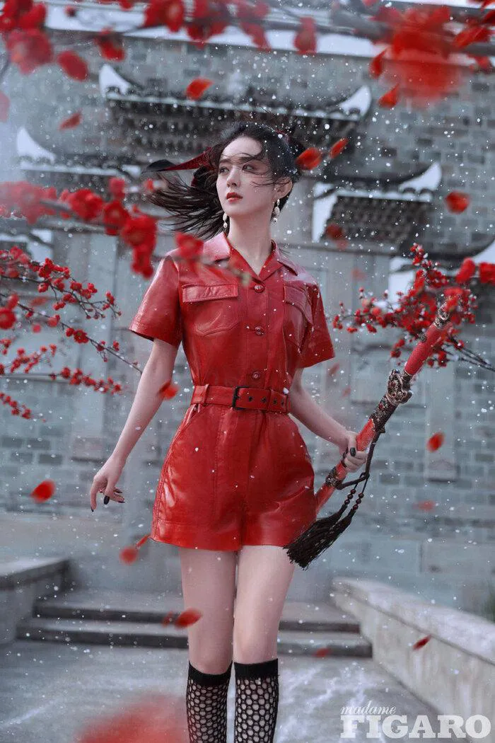 Triệu Lệ Dĩnh từng khoe sắc trong bộ trang phục màu đỏ của Dior thuộc BST Pre - Fall 2021.