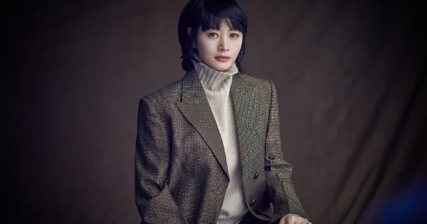 "Chị đại" Kim Hye Soo ở tuổi 51: Quyến rũ, giàu có và lẻ bóng