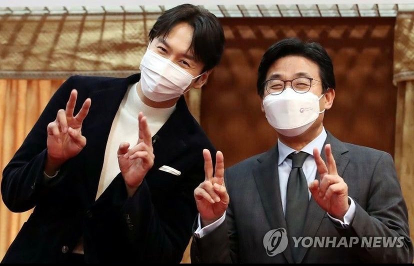 Lee Kwang Soo chụp hình vui vẻ với Thứ trưởng Ngoại giao thứ 2 Choi Jong Moon
