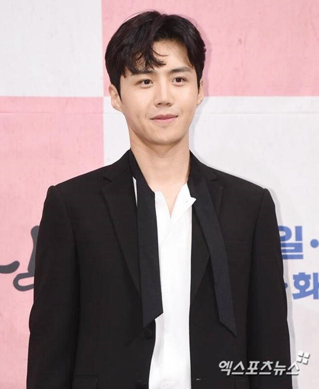 Kim Seon Ho đã thừa nhận anh là nam diễn viên K ép bạn gái phá thai.