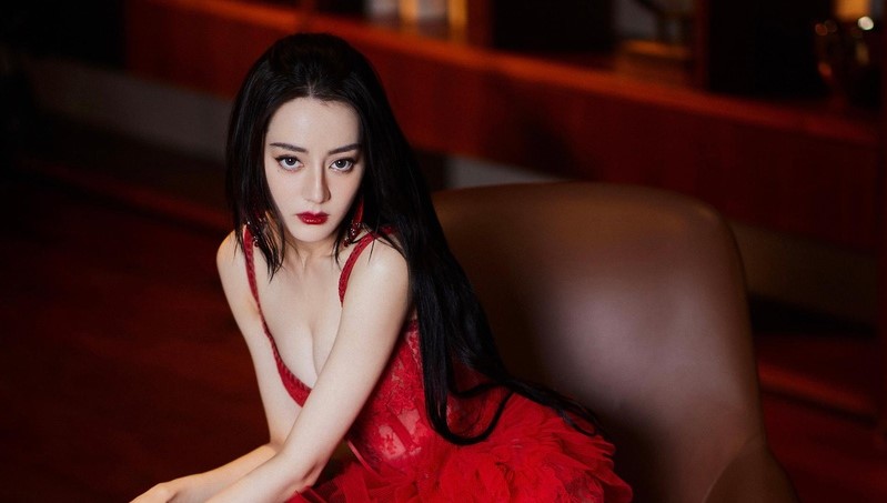 Váy đỏ của Địch Lệ Nhiệt Ba quá đẹp nhưng fan chỉ để ý cặp môi của cô nàng