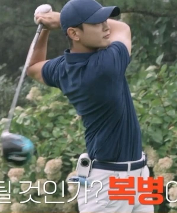 Minho (SHINee) hóa 'nam thần' trên sân golf, leo lên xu hướng nhờ thân hình săn chắc - Ảnh 4