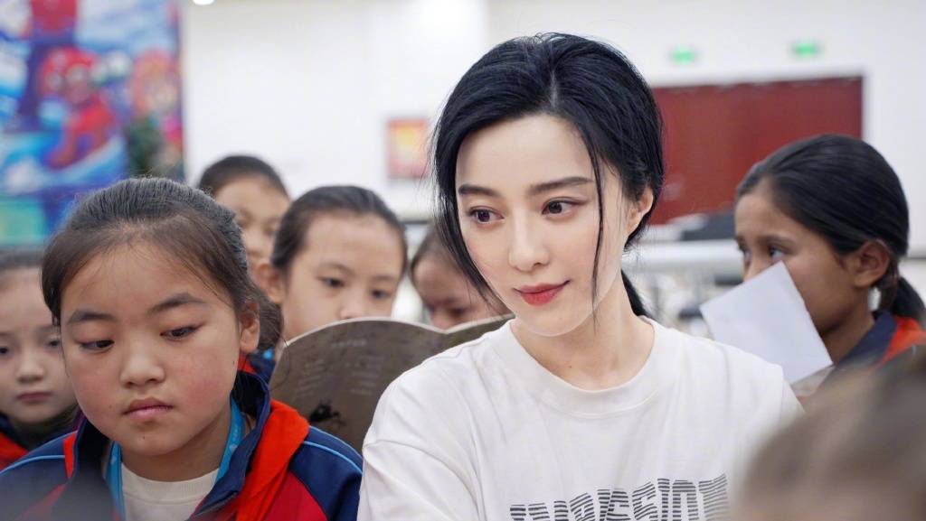 Phạm Băng Băng đi từ thiện vẫn khoe được thần thái ngút ngàn