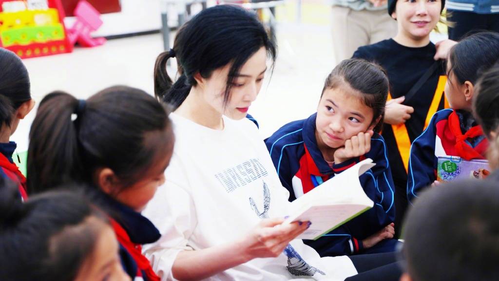 Phạm Băng Băng đọc sách cùng các em nhỏ.